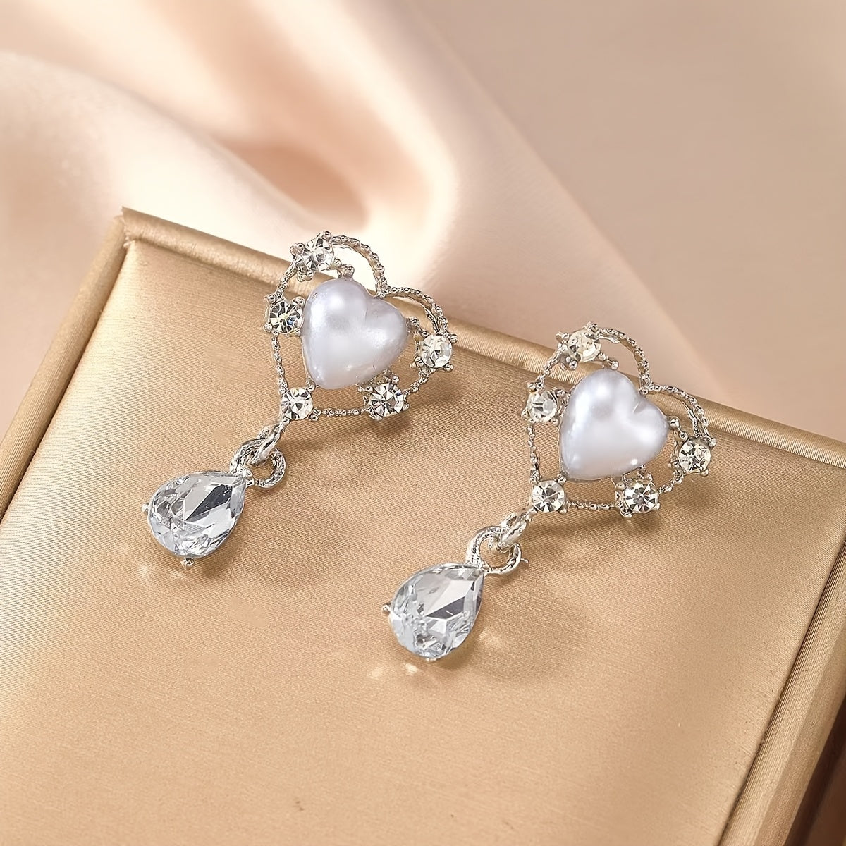 [Luxury Zinc Alloy Dangle Earrings] 1 Pair Vintage Royal Style Hollow Heart Earrings with Synthetic Pearls and Rhinestones, Zinc Alloy Drop Dangle Earrings for Daily and Banquet Occasions, Fashionable Luxury Accessory