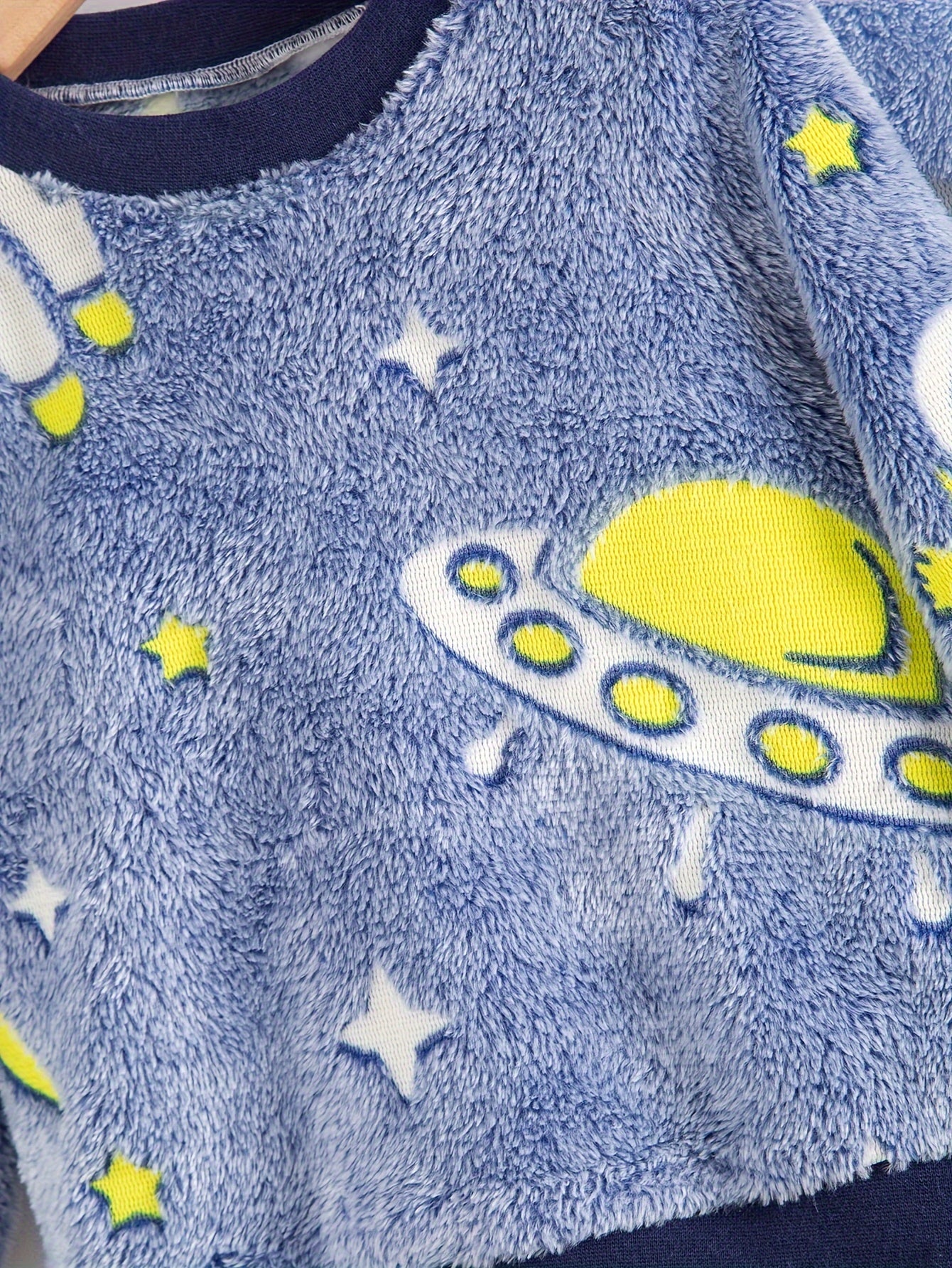 4pcs Boys' Plush Suit 2-Set 4pcs Soft and Comfortable Autumn/Winter Boys' Round Neck Long Sleeve .