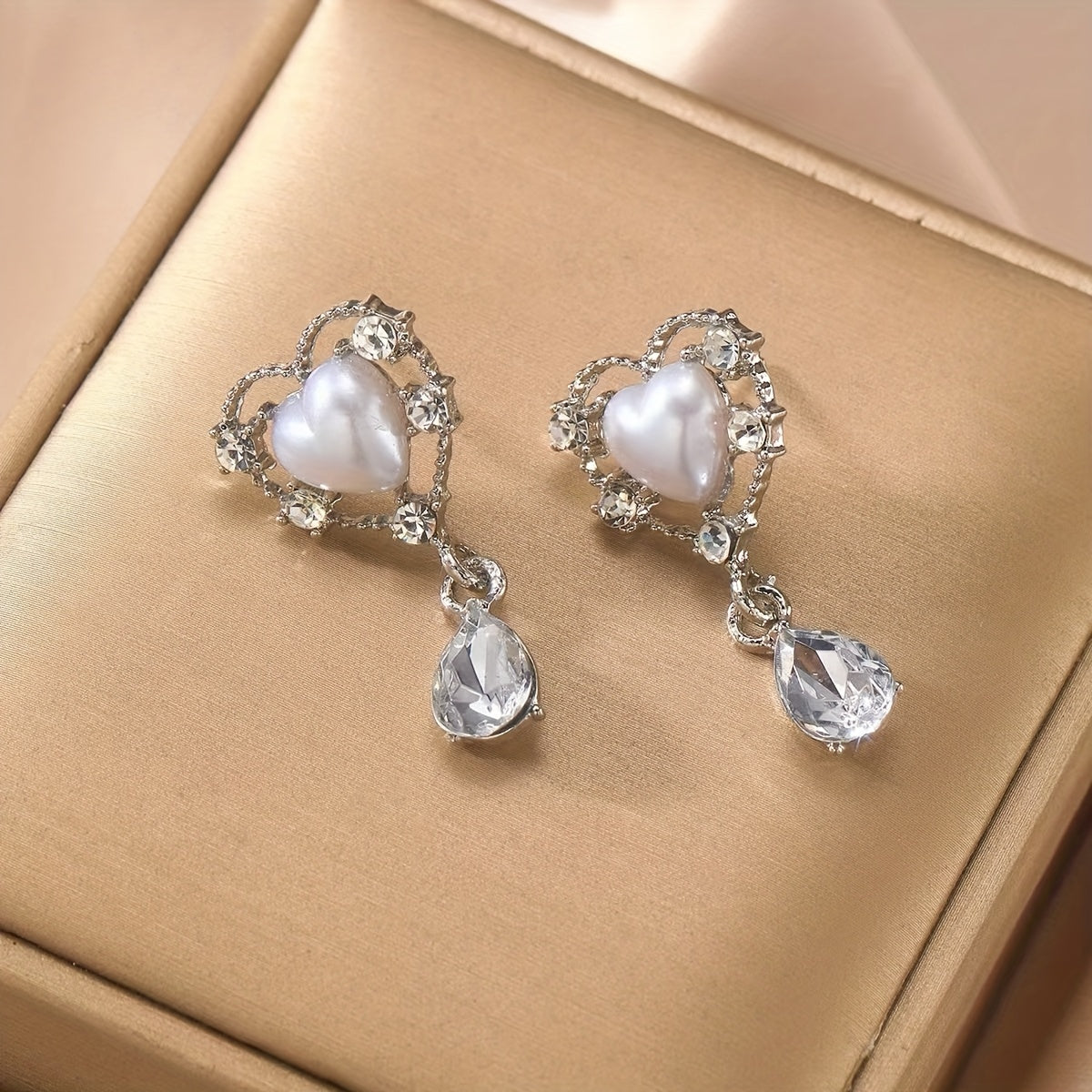 [Luxury Zinc Alloy Dangle Earrings] 1 Pair Vintage Royal Style Hollow Heart Earrings with Synthetic Pearls and Rhinestones, Zinc Alloy Drop Dangle Earrings for Daily and Banquet Occasions, Fashionable Luxury Accessory