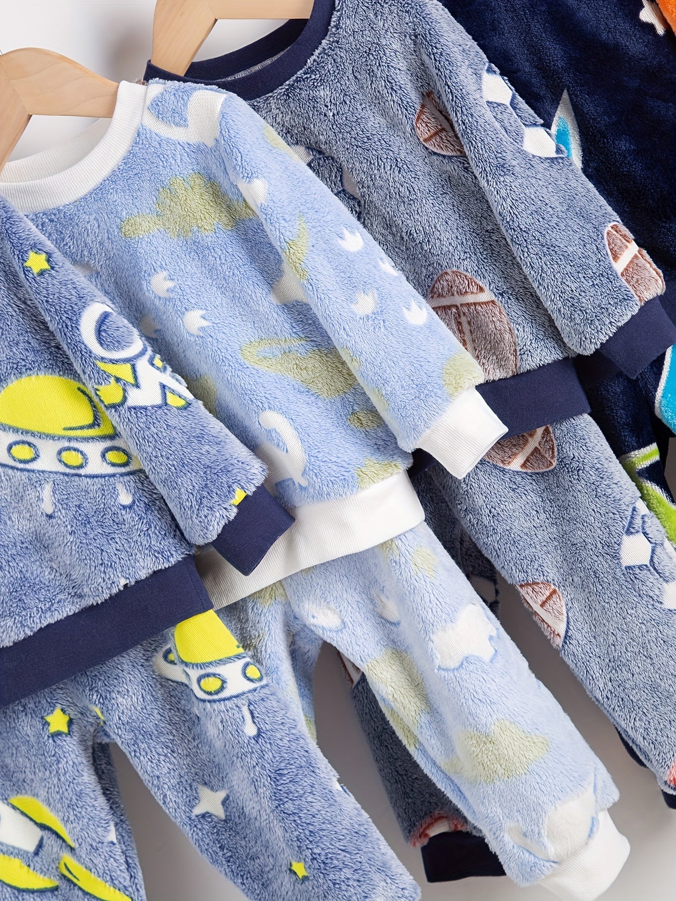 4pcs Boys' Plush Suit 2-Set 4pcs Soft and Comfortable Autumn/Winter Boys' Round Neck Long Sleeve .